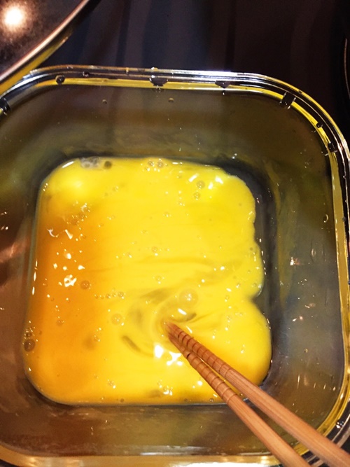 Trứng trộn thịt cá hồi hun khói ăn là nghiền