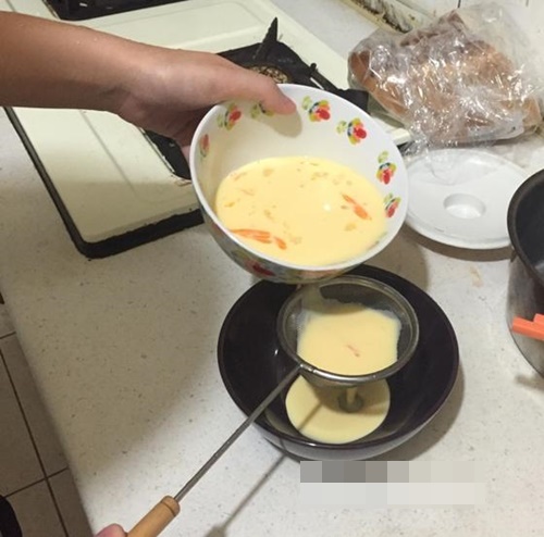 Trứng trộn thịt cá hồi hun khói ăn là nghiền