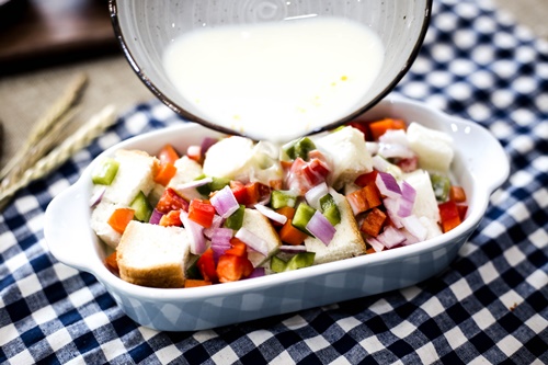 Trứng trộn thịt cá hồi hun khói ăn là nghiền