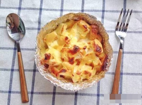 Trứng trộn thịt cá hồi hun khói ăn là nghiền