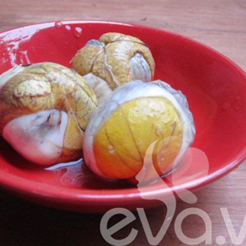 Cách làm trứng vịt lộn hầm ngải cứu