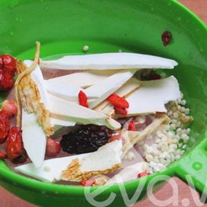 Cách làm trứng vịt lộn hầm ngải cứu