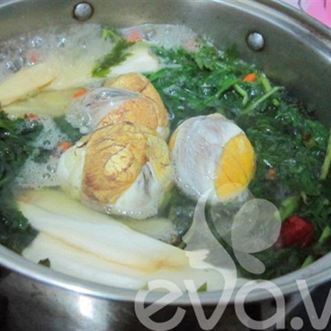 Cách làm trứng vịt lộn hầm ngải cứu