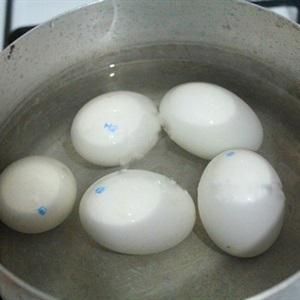 Cách làm trứng vịt lộn xào me