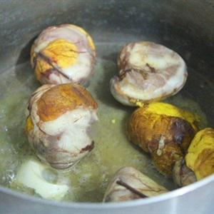 Cách làm trứng vịt lộn xào me