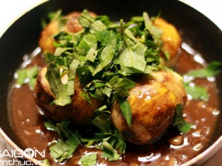 Trứng vịt lộn xào me