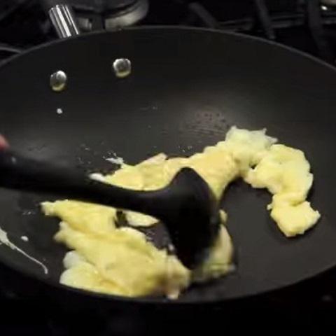 Cách làm trứng xào dưa chuột mộc nhĩ