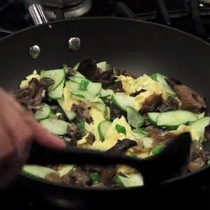 Cách làm trứng xào dưa chuột mộc nhĩ