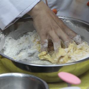 Cách làm bánh trung thu nhân thập cẩm trứng muối