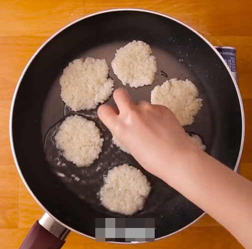 Tự làm bánh xèo tại nhà ngon như đi ăn hàng với công thức "dễ ợt"