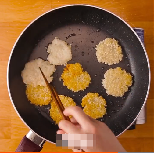 Tự làm bánh xèo tại nhà ngon như đi ăn hàng với công thức "dễ ợt"