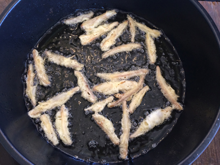 Tự làm cá cơm kho chay tẩm bột chiên giòn từ hoa chuối siêu ngon