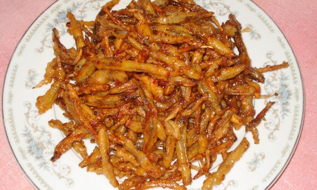 Tự làm cá cơm kho chay tẩm bột chiên giòn từ hoa chuối siêu ngon