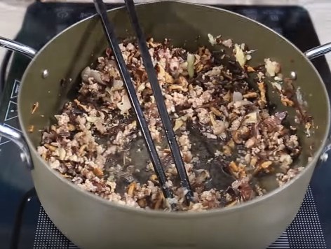 Tự làm hến xúc bánh đa dân giã, đậm đà hương vị miền Trung