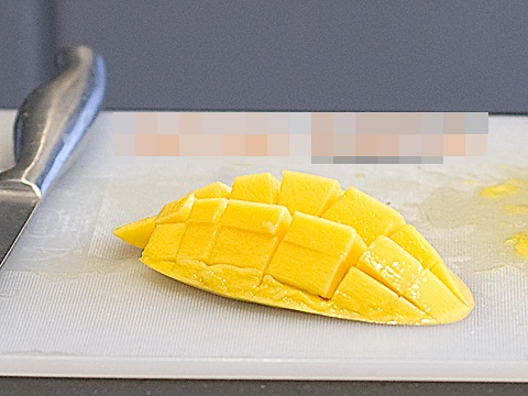 Tự làm kem que vị xoài mát lạnh vàng ươm thích mắt