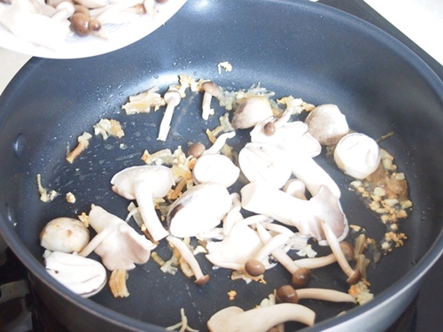 Tự làm mochi trà xanh nhân kem chuẩn vị Nhật Bản tại nhà