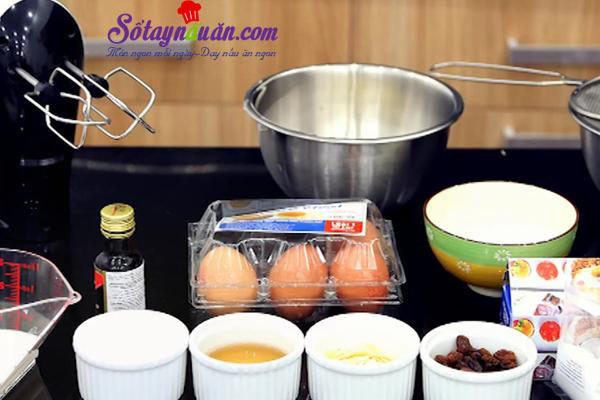 Tự làm món bánh bông lan nho khô ngon không kém ngoài tiệm