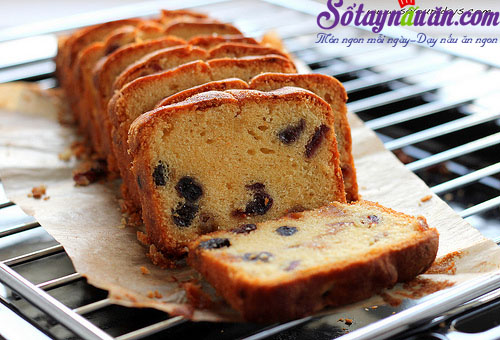 Tự làm món bánh bông lan nho khô ngon không kém ngoài tiệm
