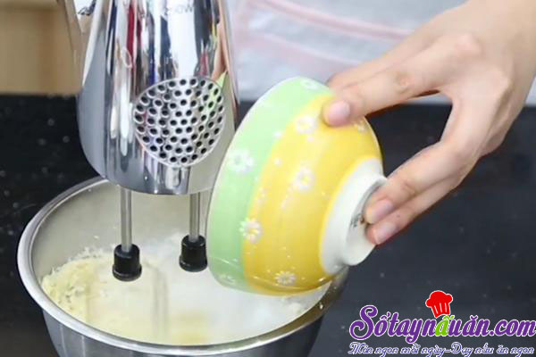 Tự làm món bánh bông lan nho khô ngon không kém ngoài tiệm