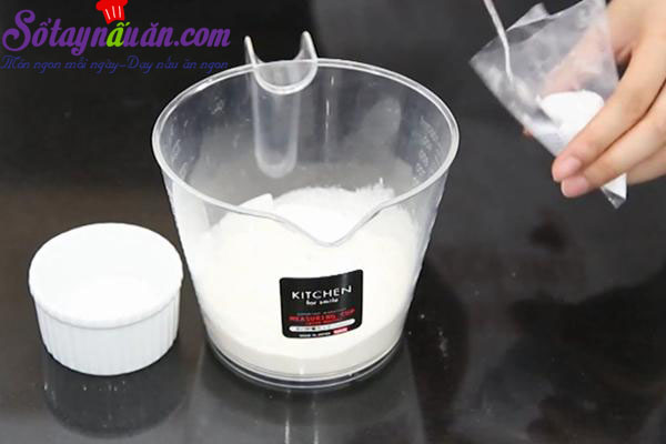 Tự làm món bánh bông lan nho khô ngon không kém ngoài tiệm