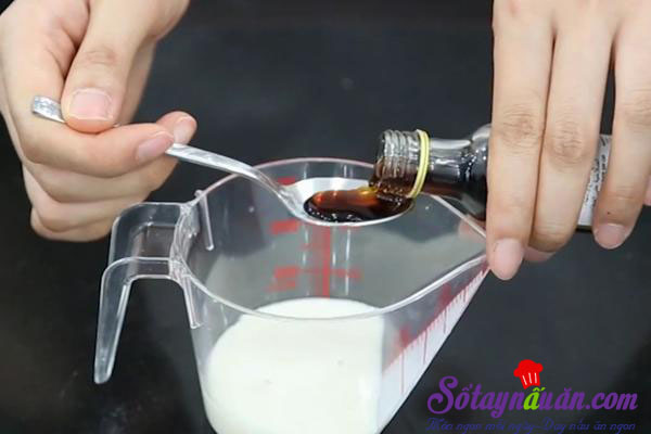 Tự làm món bánh bông lan nho khô ngon không kém ngoài tiệm