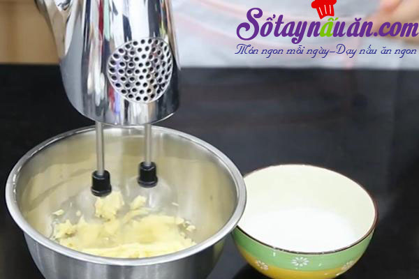 Tự làm món bánh bông lan nho khô ngon không kém ngoài tiệm