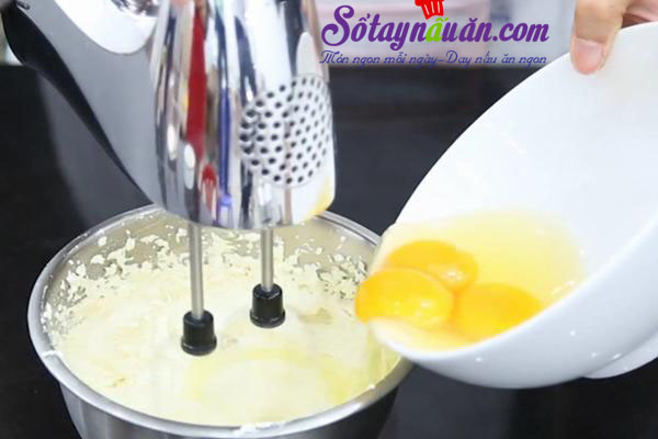 Tự làm món bánh bông lan nho khô ngon không kém ngoài tiệm