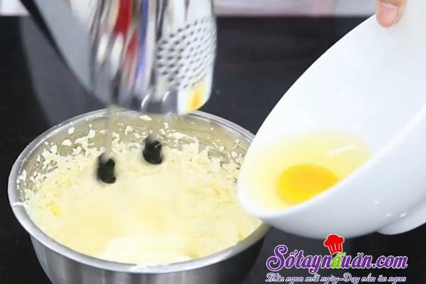 Tự làm món bánh bông lan nho khô ngon không kém ngoài tiệm