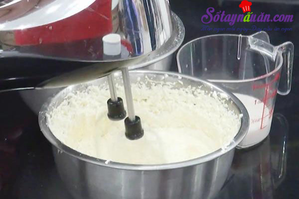 Tự làm món bánh bông lan nho khô ngon không kém ngoài tiệm