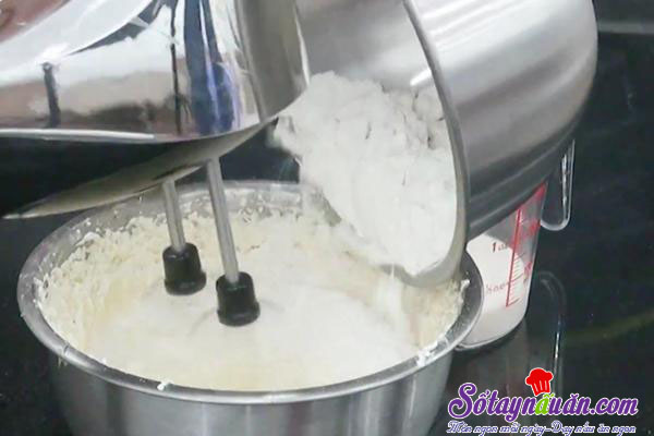 Tự làm món bánh bông lan nho khô ngon không kém ngoài tiệm