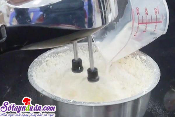 Tự làm món bánh bông lan nho khô ngon không kém ngoài tiệm