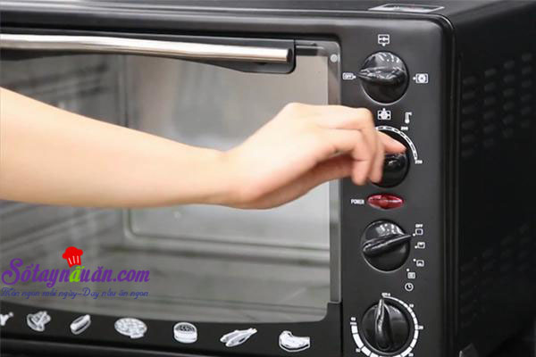 Tự làm món bánh bông lan nho khô ngon không kém ngoài tiệm