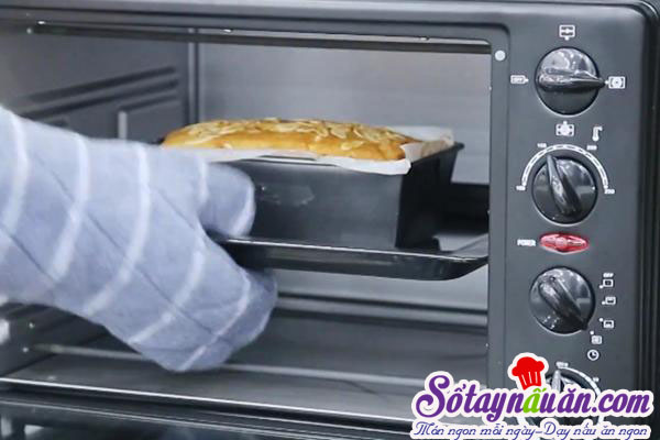 Tự làm món bánh bông lan nho khô ngon không kém ngoài tiệm