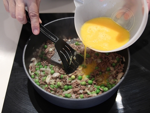 Tự làm mousse cầu vồng rực rỡ, nhìn thôi cũng ứa nước miếng