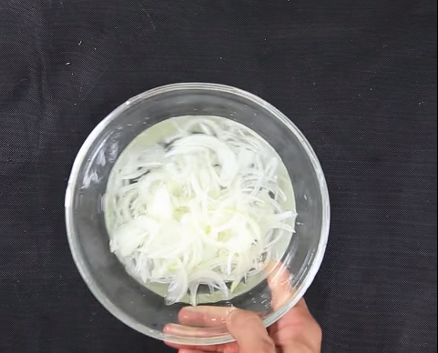 Tự làm muối ớt rang cực đơn giản, cả nhà thi nhau chấm không ngừng tay