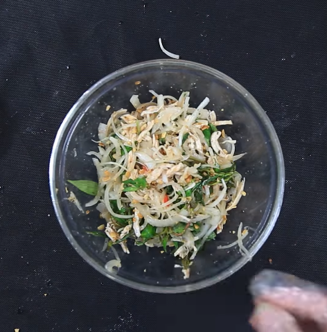 Tự làm muối ớt rang cực đơn giản, cả nhà thi nhau chấm không ngừng tay