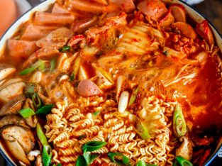 Tự nấu mì cay Hàn Quốc siêu hot, vừa nhìn đã thèm