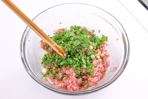 Tuyệt chiêu làm xúc xích lốc xoáy chiên xù "ngon không chỗ nào chê"