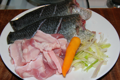 Tuyệt chiêu nấu món cá rô kho tộ với thịt ba chỉ ngon ngất ngày mưa