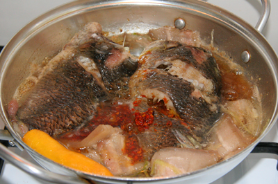 Tuyệt chiêu nấu món cá rô kho tộ với thịt ba chỉ ngon ngất ngày mưa