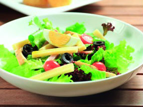 Ức gà trộn ô-liu, dầu giấm