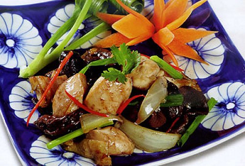 Ức gà xào nấm tràm