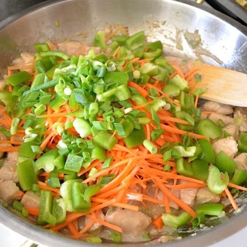 Cách làm ức gà xào rau củ