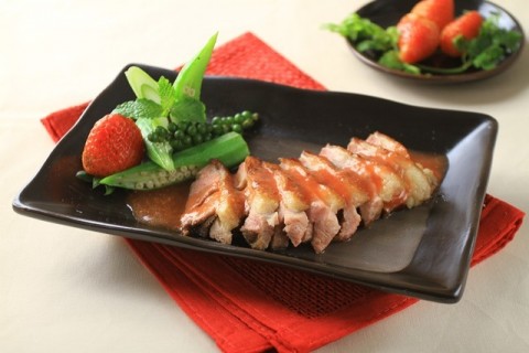 Ức vịt áp chảo sốt dâu tây