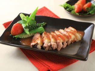 Ức vịt áp chảo sốt dâu tây