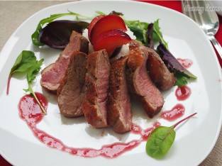 Ức vịt áp chảo sốt mận