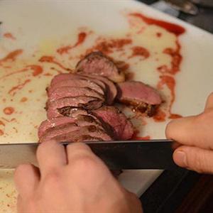 Cách làm ức vịt sốt rượu vang