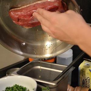 Cách làm ức vịt sốt rượu vang