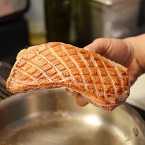 Cách làm ức vịt sốt rượu vang