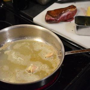 Cách làm ức vịt sốt rượu vang